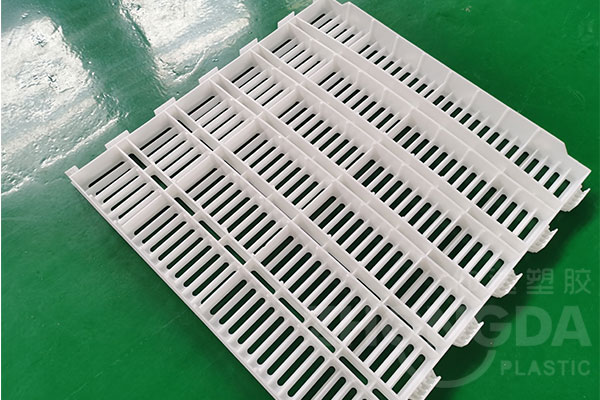 猪场塑料漏缝板铺设场景